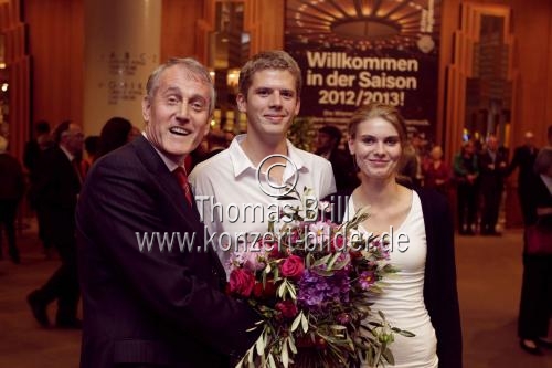 Konrad Ricke und Laura Cloeren sind die 15-millionste Besucher der Kölner Philharmonie (© Thomas Brill)