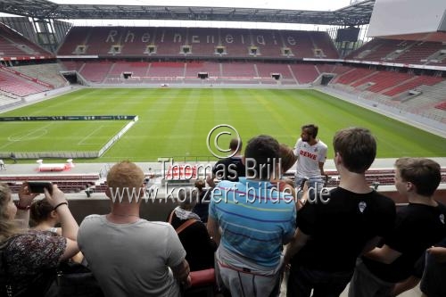 Christoph Hettenkofer führt Besucher durch das Stadion des 1. FC Köln im RheinEnergie Stadion Köln (&copy; Thomas Brill)