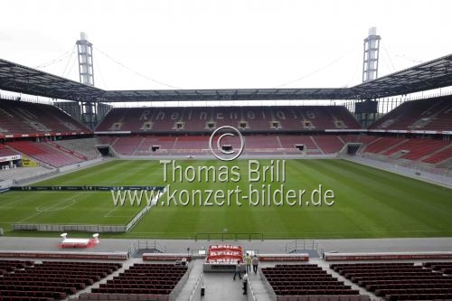 Christoph Hettenkofer führt Besucher durch das Stadion des 1. FC Köln im RheinEnergie Stadion Köln (&copy; Thomas Brill)