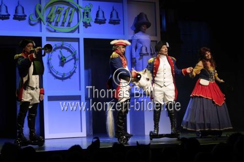 Ensemble spielt das Stück 