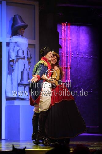 Ensemble spielt das Stück 