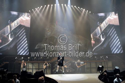 Australische Hardrock-Band AC/DC gastierten mit Sänger Brian Johnson und Gitarrist Angus Young auf ihrer 