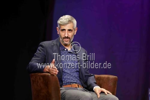 Deutsch-iranischer Schriftsteller Michel Abdollahi diskutiert mit dem Kölner Kabarettisten Fatih Çevikkollu über sein neues Buch „Es ist unser Land