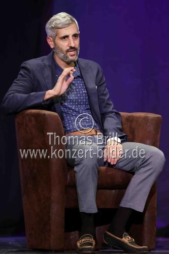 Deutsch-iranischer Schriftsteller Michel Abdollahi diskutiert mit dem Kölner Kabarettisten Fatih Çevikkollu über sein neues Buch „Es ist unser Land