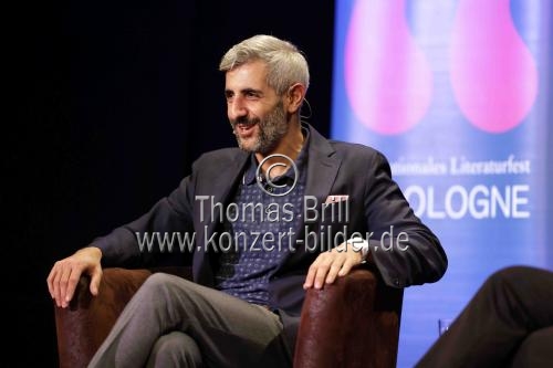 Deutsch-iranischer Schriftsteller Michel Abdollahi diskutiert mit dem Kölner Kabarettisten Fatih Çevikkollu über sein neues Buch „Es ist unser Land