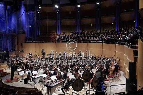 Französischer Dirigent Bruno Mantovani leitet die Junge Deutsche Philharmonie in Begleitung der Chöre der Kölner Dommusik und des Vokalensemble Kölner Dom sowie das Vocalensemble Udin d'ART in der Philharmonie Köln (© Thomas Brill)