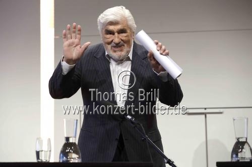 Deutsche Schauspieler Mario Adorf spricht mit dem deutscher Journalisten und Autor Knut Elstermann über seine Biografie 