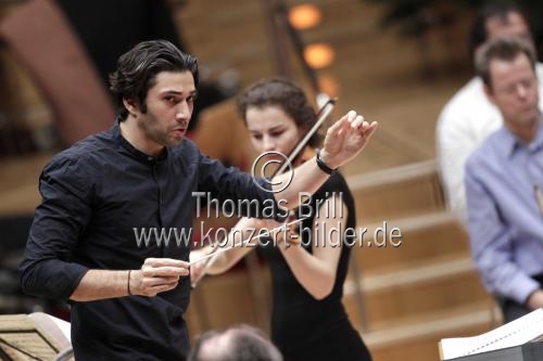 Deutscher Dirigent David Afkham leitet das Grzenich-Orchester Kln in Begleitung der deutschen Violinistin Alina Pogostkina in der Philharmonie Kln (&copy; Thomas Brill)