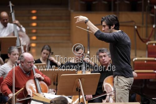 Deutscher Dirigent David Afkham leitet die Academy of St. Martin in the Fields in der Philharmonie Köln (&copy; Thomas Brill)