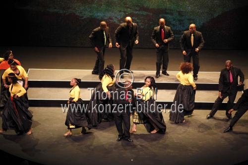 Das Südafrikanische Vokalensemble Cape Town Opera Chorus gastiert mit seiem Programm African Angels im Rahmen des 27. Kölner Sommerfestivals vom 11. bis 13. Juli 2014 in der Philharmonie Köln (&copy; Thomas Brill)