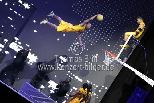 Artistikshow des sterreichischen Aktionsknstlers Andr Heller AFRIKA! AFRIKA! gastiert am 16. und 28. April 2014 in der Lanxess-Arena Kln (&copy; Thomas Brill)