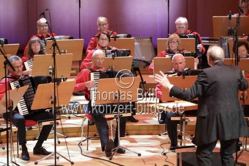 Erstes Kölner Akkordeon-Orchester unter der Leitung von Matthias Hennecke feiert mit seinen Gästen, dem Gesangsensemble 