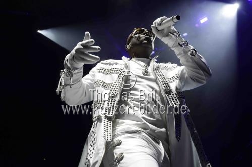 Amerikanisch-senegalesischer Sänger Akon gastiert auf ihrer 