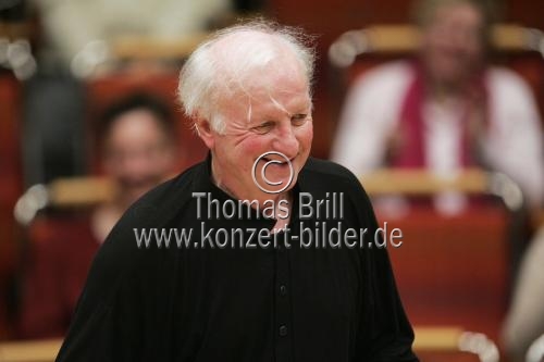 Deutsche Dirigent Gerd Albrecht leitet das WDR Sinfonieorchester Köln in der Philharmonie Köln (© Thomas Brill)