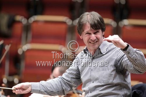 Deutsche Dirigent Marc Albrecht leitet das Nederlands Philharmonisch Orkest in der Philharmonie Köln (© Thomas Brill)