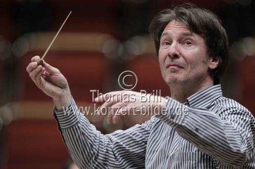 Deutsche Dirigent Marc Albrecht leitet das Nederlands Philharmonisch Orkest in der Philharmonie Köln (© Thomas Brill)