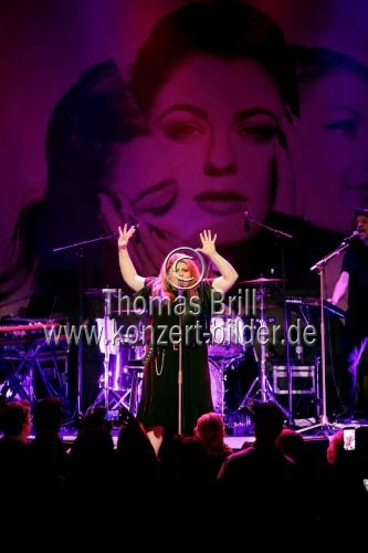 Deutsche Sängerin Alina Wichmann alias Alina gastiert auf ihrer 