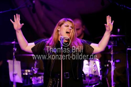 Deutsche Sängerin Alina Wichmann alias Alina gastiert auf ihrer 