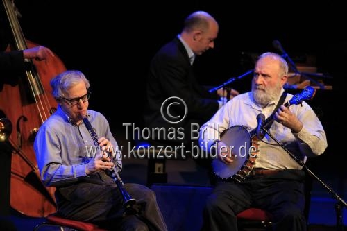 Amerikanische Filmregisseur und Musiker Woody Allen gastiert mit seiner New Orleans Jazz Band in der Philharmonie Köln (© Thomas Brill)