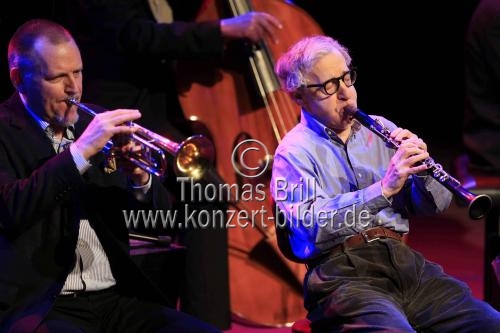 Amerikanische Filmregisseur und Musiker Woody Allen gastiert mit seiner New Orleans Jazz Band in der Philharmonie Köln (© Thomas Brill)