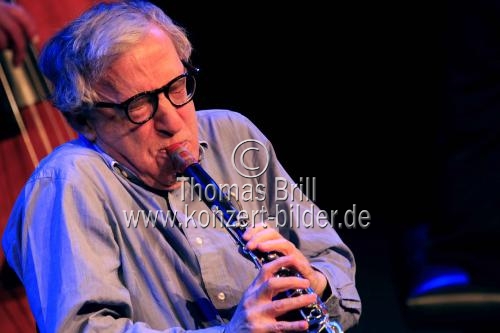 Amerikanische Filmregisseur und Musiker Woody Allen gastiert mit seiner New Orleans Jazz Band in der Philharmonie Köln (&copy; Thomas Brill)