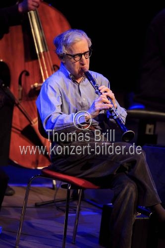 Amerikanische Filmregisseur und Musiker Woody Allen gastiert mit seiner New Orleans Jazz Band in der Philharmonie Köln (&copy; Thomas Brill)
