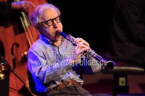 Amerikanische Filmregisseur und Musiker Woody Allen gastiert mit seiner New Orleans Jazz Band in der Philharmonie Köln (© Thomas Brill)