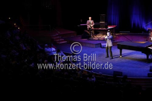 Deutscher Musiker Götz Alsmann gastiert mit seiner Band auf seiner 