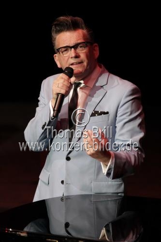 Deutscher Musiker und Entertainer Götz Alsmann gastiert mit seiner Band auf seiner 