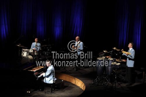 Deutscher Musiker und Entertainer Götz Alsmann gastiert mit seiner Band auf seiner 