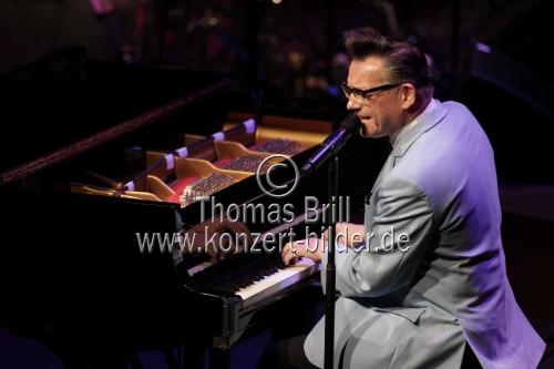 Deutscher Musiker und Entertainer Götz Alsmann gastiert mit seiner Band auf seiner 