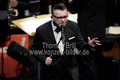 Deutscher Musiker Götz Alsmann gastiert mit der WDR Big Band Köln unter der Leitung des deutschen Dirigenten Ansgar Striepens auf seiner 