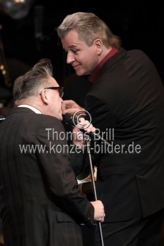 Deutscher Musiker Götz Alsmann gastiert mit der WDR Big Band Köln unter der Leitung des deutschen Dirigenten Ansgar Striepens auf seiner 