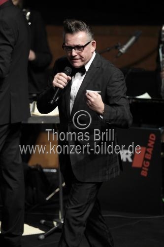 Deutscher Musiker Götz Alsmann gastiert mit der WDR Big Band Köln unter der Leitung des deutschen Dirigenten Ansgar Striepens auf seiner 