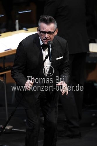 Deutscher Musiker Götz Alsmann gastiert mit der WDR Big Band Köln unter der Leitung des deutschen Dirigenten Ansgar Striepens auf seiner 