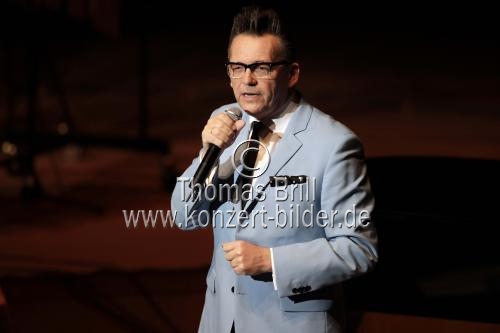 Deutscher Musiker und Entertainer Götz Alsmann gastiert mit seiner Band auf seiner 