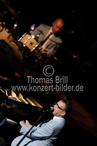 Deutscher Musiker und Entertainer Götz Alsmann gastiert mit seiner Band auf seiner 