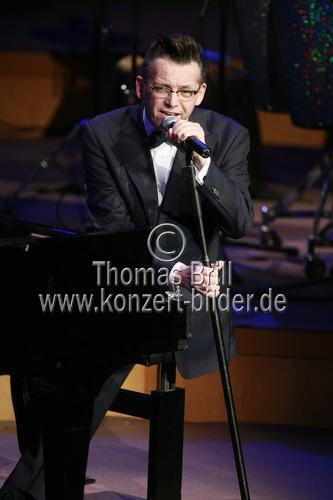 Deutscher Musiker und Entertainer Götz Alsmann gastiert mit seiner Band auf seiner 