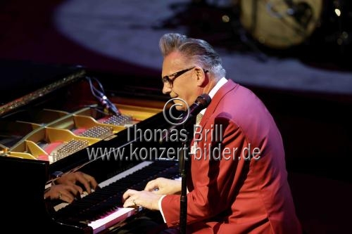 Deutscher Musiker Götz Alsmann gastiert mit seiner Band auf seiner 