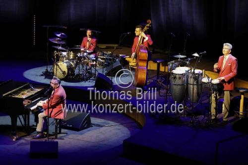 Deutscher Musiker Götz Alsmann gastiert mit seiner Band auf seiner 