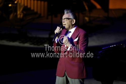 Deutscher Musiker Götz Alsmann gastiert mit seiner Band auf seiner 
