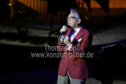 Deutscher Musiker Götz Alsmann gastiert mit seiner Band auf seiner 