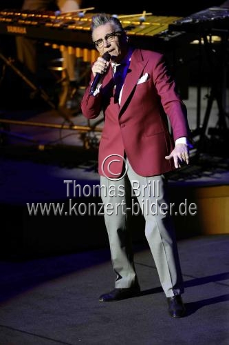 Deutscher Musiker Götz Alsmann gastiert mit seiner Band auf seiner 
