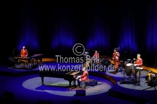 Deutscher Musiker Götz Alsmann gastiert mit seiner Band auf seiner 