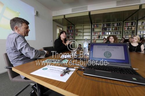 Deutsche Schriftstellerin Poppy J. Anderson und der Vorstand von Bastei Lübbe Klaus Kluge im Gespräch über das Thema 