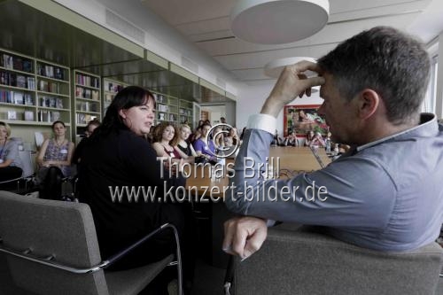 Deutsche Schriftstellerin Poppy J. Anderson und der Vorstand von Bastei Lübbe Klaus Kluge im Gespräch über das Thema 