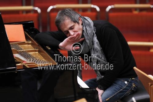 Polnischer Pianist Piotr Anderszewski begleitet das SWR Sinfonieorchester Baden-Baden und Freiburg unter der Leitung des französischen Dirigenten Sylvain Cambreling in der Philharmonie Köln (&copy; Thomas Brill)