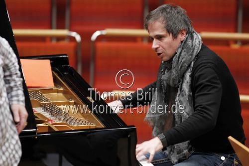 Polnischer Pianist Piotr Anderszewski begleitet das SWR Sinfonieorchester Baden-Baden und Freiburg unter der Leitung des französischen Dirigenten Sylvain Cambreling in der Philharmonie Köln (© Thomas Brill)