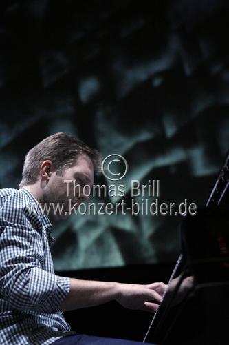 Norwegische Pianist Leif Ove Andsnes gastiert im eingerahmt von visuals des südafrikanischen Streetart-Aktionskünstler Robin Rhode in der Philharmonie Köln (&copy; Thomas Brill)