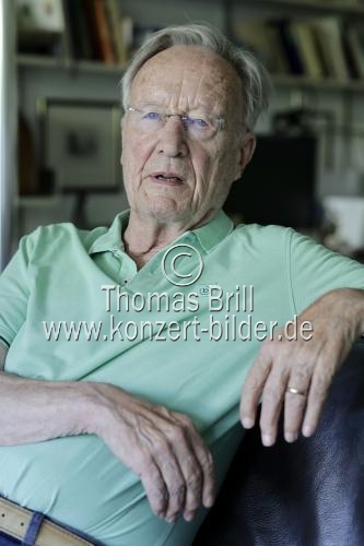 Ehemaliger deutscher SPD-Politiker und Kölner Regierungspräsident Dr. Franz-Josef Antwerpes in seinem Haus Am Römerhof 24 in Köln (© Thomas Brill)